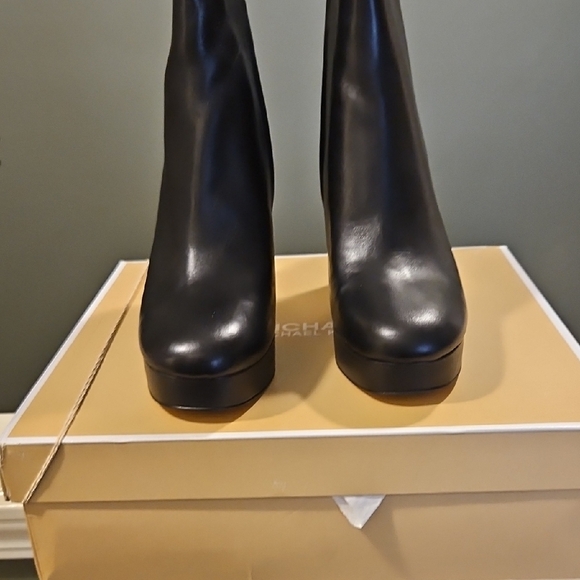Michael Kors Elegant Black Women's Boots - Picture 1 of 7